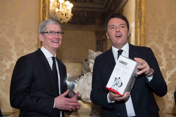 Thủ tướng Ý đã tặng CEO Apple 1 ấm Moka làm quà như một biểu tượng văn hóa cà phê Ý