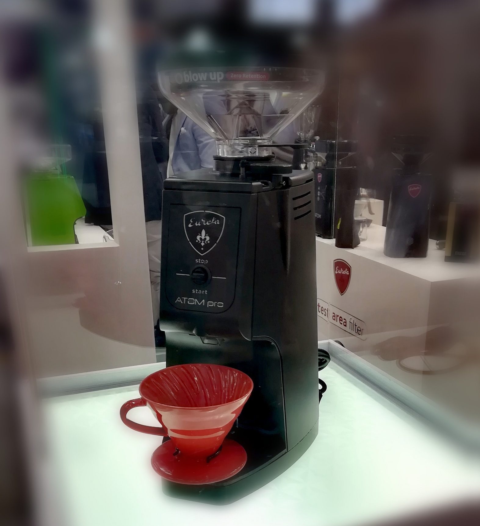 Eureka Atom Pro với ngoại hình full black tạo nét sang trọng, đẳng cấp