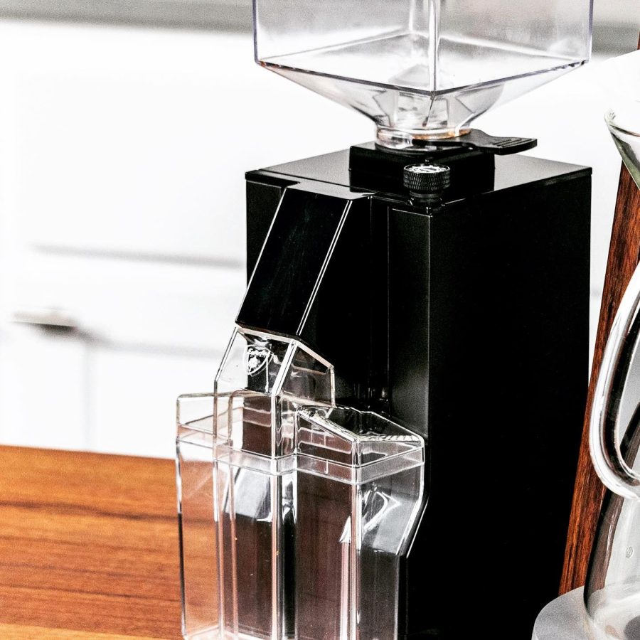 Thiết kế phần chứa bột cà phê khít vào thân máy giúp khắc phục tình trạng bột cà phê bay ra ngoài