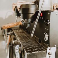 Máy sở hữu 2 nồi đun riêng biệt cho pha cà phê và đánh sữa