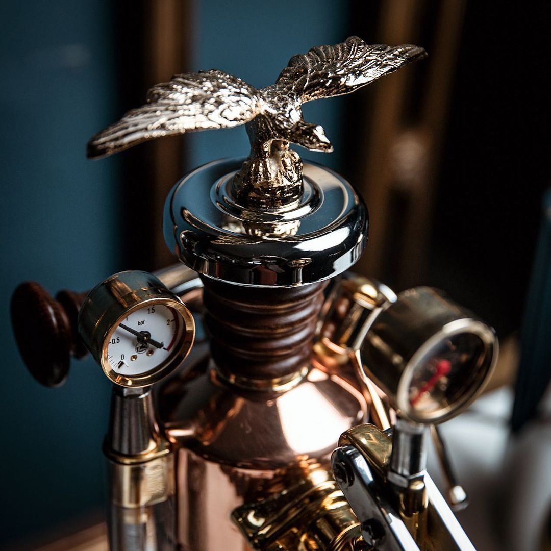 Điểm nhấn tượng chim đại bàng mạ hợp kim vàg đồng quý giá