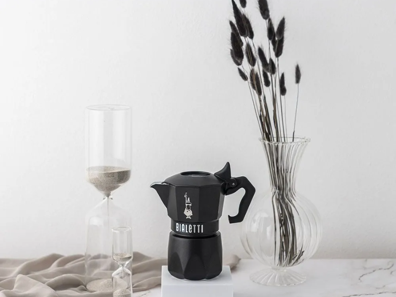 Brikka Noir - Thiết kế ấn tượng với màu đen tạo cảm giác mạnh mẽ, huyền bí