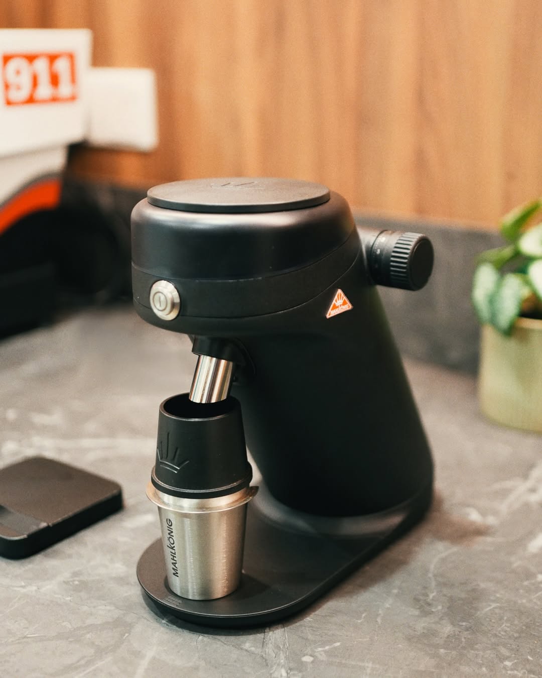 Mahlkonig X64 SD single dose có thiết kế gọn gàng, dễ di chuyển